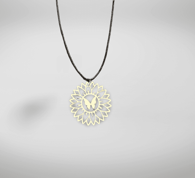 Collier papillon dans la fleur